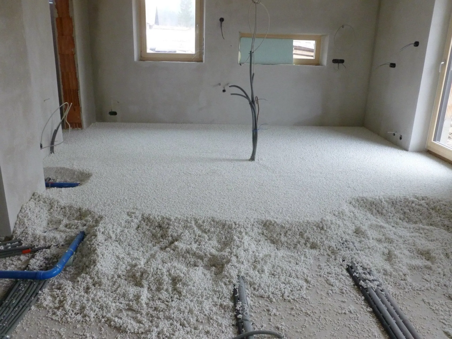 Telpa rekonstrukcijā: ThermoWhite slānis aizpilda komunikācijas uz grīdas
