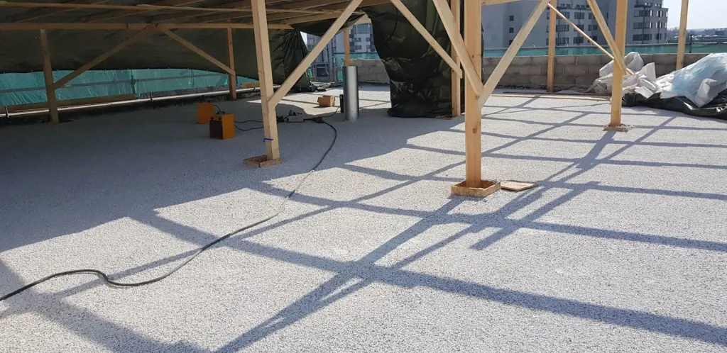 Liela grīdas platība ar ieklātu ThermoWhite siltumizolāciju objektā